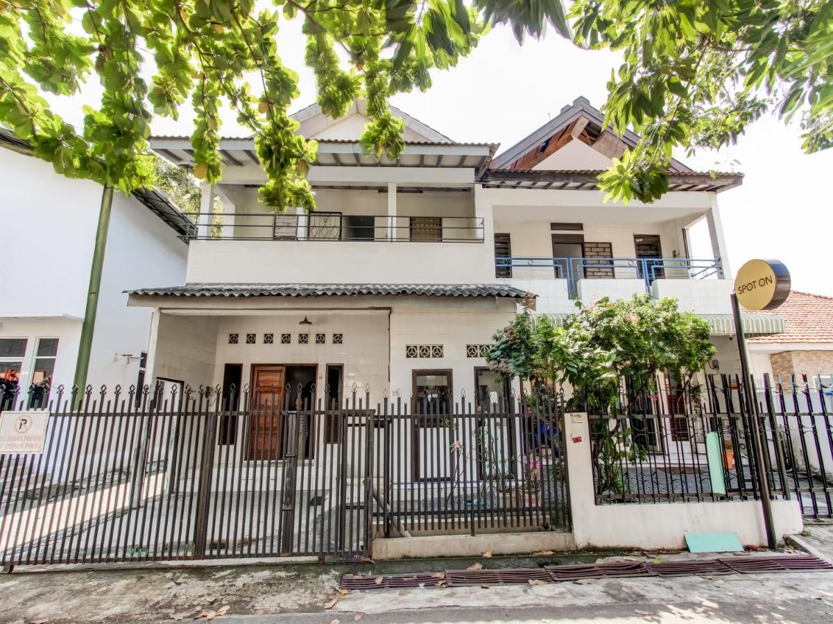 Oyo Life 91374 Asia Stay Semarang Syariah Esterno foto